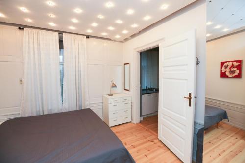 A bed or beds in a room at Lovely and Homey Flat in a Great Neighborhood!