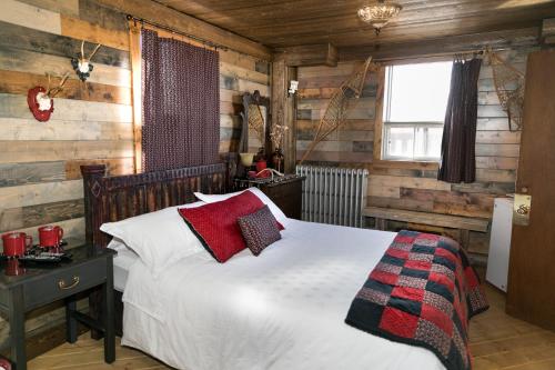 Gallery image of The Cochrane Rockyview Hotel in Cochrane