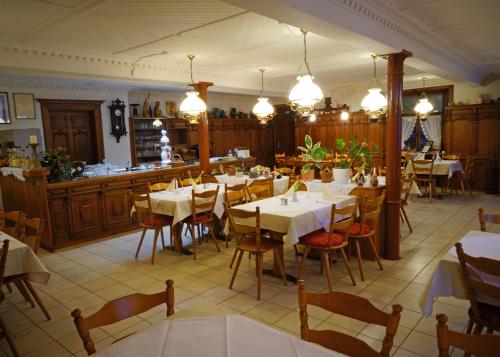 un restaurante con mesas y sillas y un bar en Gasthaus zur Schnecke Kandern, en Kandern
