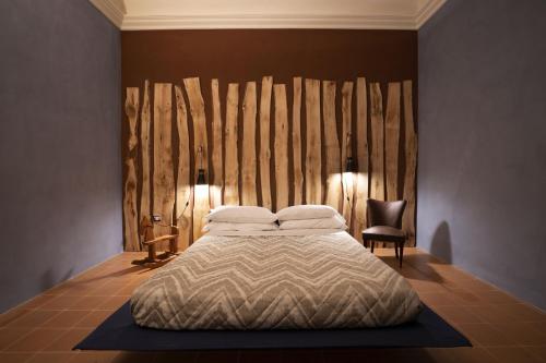 um quarto com uma cama e uma parede de madeira em Antico Convento San Francesco em Bagnacavallo
