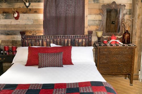 Gallery image of The Cochrane Rockyview Hotel in Cochrane