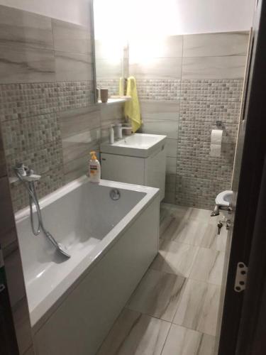 łazienka z dużą wanną i umywalką w obiekcie Ana Studio Apartment w mieście Gałacz