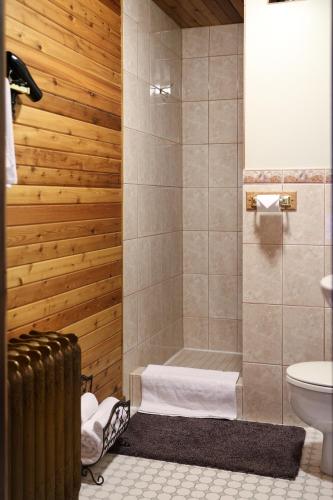 Gallery image of The Cochrane Rockyview Hotel in Cochrane
