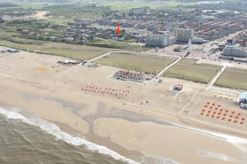 an aerial view of a beach and the ocean at Salt Life Beachhouse in Noordwijk aan Zee