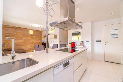 a kitchen with a sink and a counter top at Bennecke Niagara in Cabo Roig