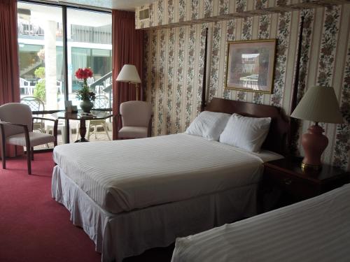 Säng eller sängar i ett rum på Alamar Resort Inn