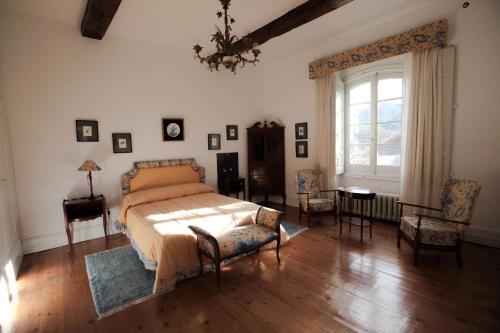 SaberoにあるAPARTAMENTOS TURÍSTICOS "LA DIRECCIÓN"のベッドルーム1室(ベッド1台、テーブル、椅子付)