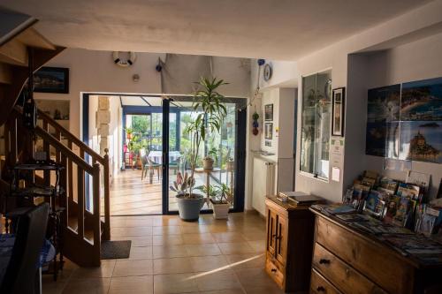 un salon avec un escalier et une chambre avec un couloir dans l'établissement Petit Châtelet bis, à Hirel
