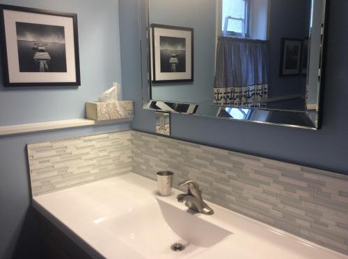 uma casa de banho com um lavatório e um espelho em Berkie’s Bed & Breakfast em Port Alberni