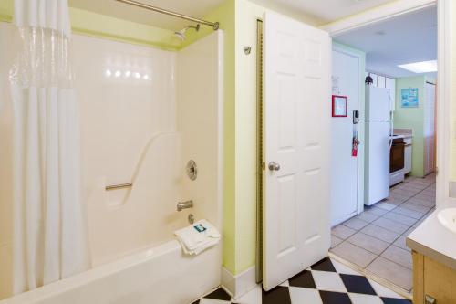 bagno con vasca e lavandino di Sunrise Suites Saint Lucia Suite #201 a Key West