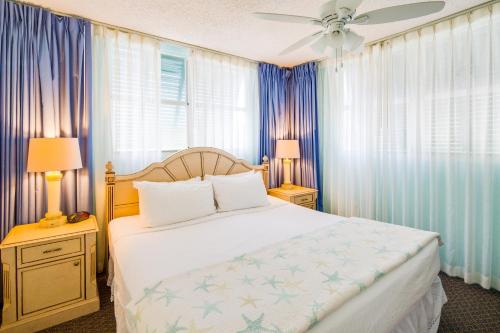 מיטה או מיטות בחדר ב-Sunrise Suites Saint Lucia Suite #201