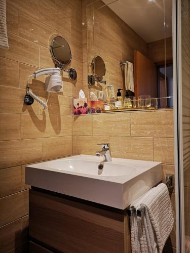 a bathroom with a sink and a mirror at RhePi-Apartment in Essen