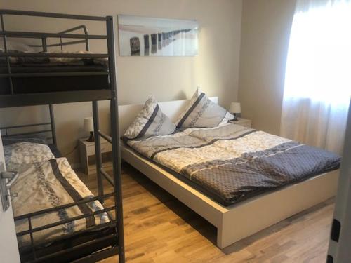 a bedroom with two bunk beds and a window at Monteur Apartment Rodenbach in Rodenbach