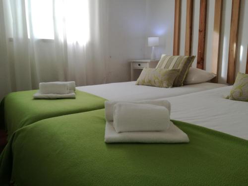 เตียงในห้องที่ Pro Touristic Montejunto Villas