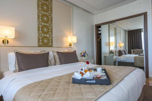 Una cama o camas en una habitación de Suite Hotel Casa Diamond