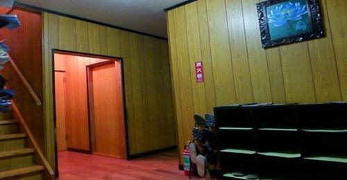 um quarto com um corredor com uma porta e uma escada em Private Twin Room - Aoshima Guesthouse Hooju - Vacation STAY 6392 em Miyazaki