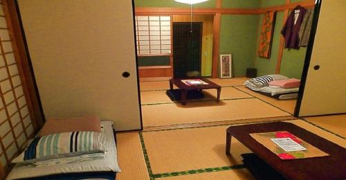 um quarto com um espelho, uma cama e uma mesa em 8Bed Dormitory Room - Aoshima Guesthouse Hooju - Vacation STAY 6198 em Miyazaki