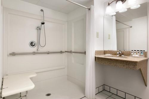Ванная комната в Country Inn & Suites by Radisson, Traverse City, MI