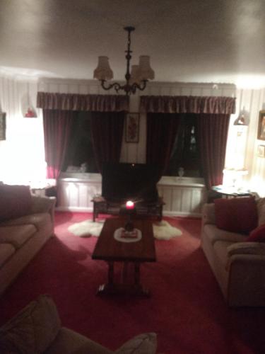 uma sala de estar com um sofá e uma mesa em Lower Balwill em Buchlyvie