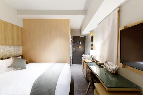 Postel nebo postele na pokoji v ubytování HOTEL HILLARYS Shinsaibashi