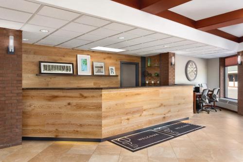 Лобби или стойка регистрации в Country Inn & Suites by Radisson, Traverse City, MI