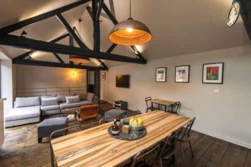 un salon avec une table et un canapé dans l'établissement Gite de la Fée, à Beaune
