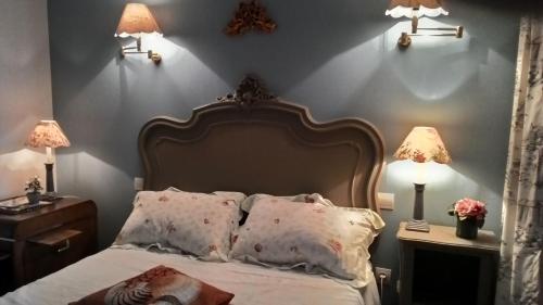 - une chambre avec un lit avec deux lampes et deux tables dans l'établissement Appartement rdc les flots, à Varengeville-sur-Mer