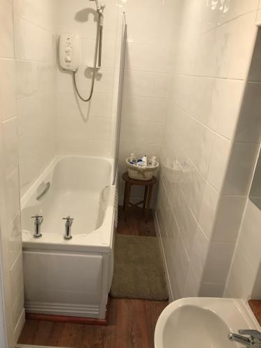 Et badeværelse på A Wee Cottage In Dunfermline