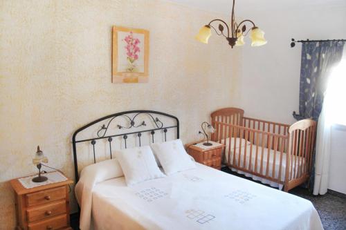 マラガにあるVilla Franciscaのベッドルーム1室(ベッド1台、ベビーベッド2台付)