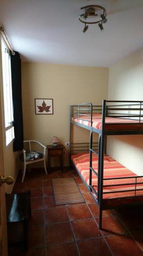 Zimmer mit 2 Etagenbetten und einem Fenster in der Unterkunft Frodo Haus in Tazacorte