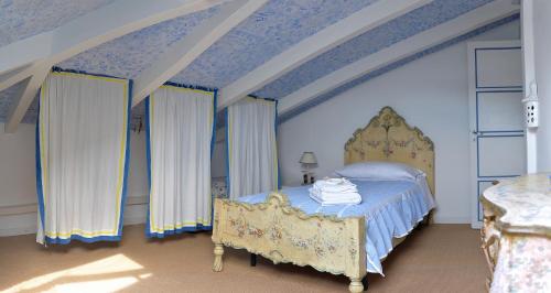 アマルフィにあるIl Velieroの青い天井のベッドルーム1室