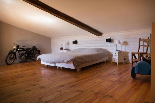 LandécourtにあるLes Ruchers d'Emileのベッドルーム1室(ベッド1台付)