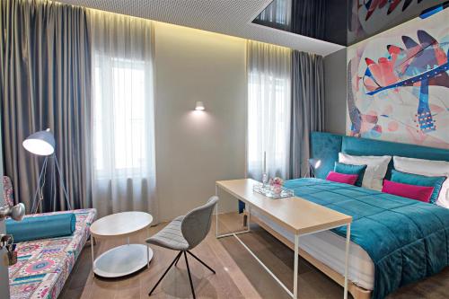 1 dormitorio con cama, mesa y sofá en FERHADIJA Apartments by Nejra en Sarajevo