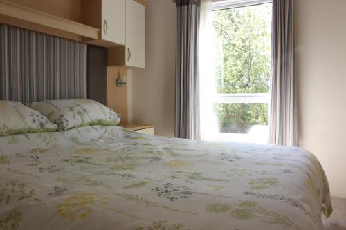 a bedroom with a large bed with a window at Mountain View in Taynuilt