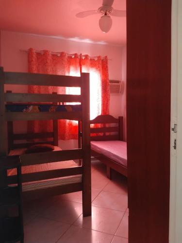 Zimmer mit 2 Etagenbetten und einem Fenster in der Unterkunft Ap. Completo Enseada in Guarujá