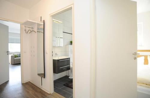 ノルダーナイにあるApartment mit Balkonのバスルーム(洗面台、鏡付)