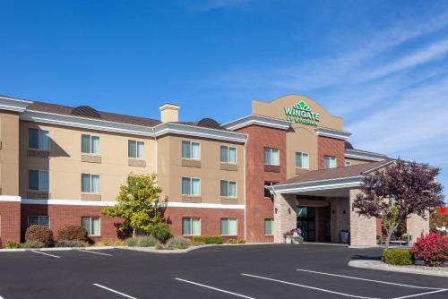 a hotel with a parking lot in front of it at Wingate by Wyndham Moses Lake in Moses Lake