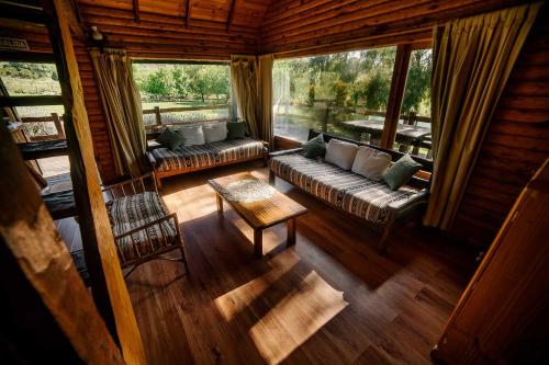 an overhead view of a living room with a couch and a table at Cabañas Valle de los Ciervos in Tandil