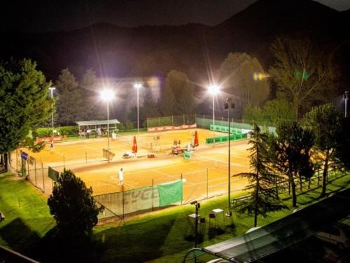 Tenis a/nebo squash v ubytování Le Sequoie nebo okolí