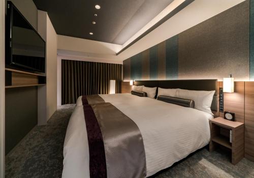 Postel nebo postele na pokoji v ubytování Daiwa Roynet Hotel Himeji