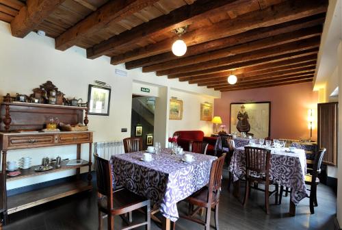 un restaurante con mesas y sillas en una habitación en Hotel-Hospedería los Templarios, en Sepúlveda