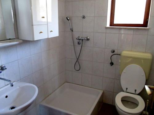uma casa de banho com um WC e um lavatório em Private island Šćitna - HOUSE LUEL em Murter