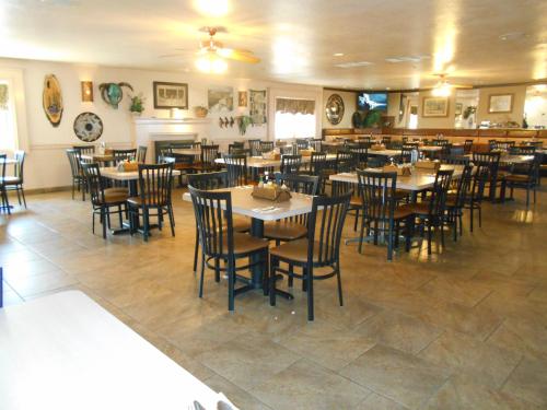 a dining room filled with tables and chairs at Grand Canyon Inn and Motel - South Rim Entrance in Valle