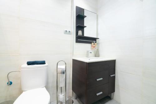 プエルト・デル・カルメンにあるGalanaのバスルーム(トイレ、洗面台付)