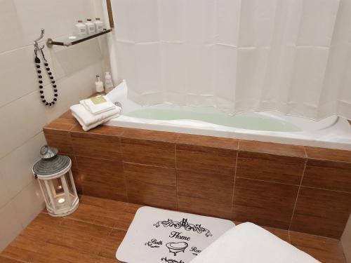 a bathroom with a bath tub with a sign on the floor at Apartament Pod Aniołami na Starówce w Radomiu in Radom