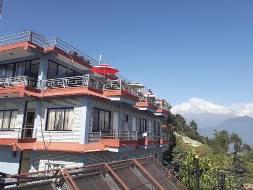 um edifício com varandas no topo de uma montanha em Himalayan crown lodge em Pokhara