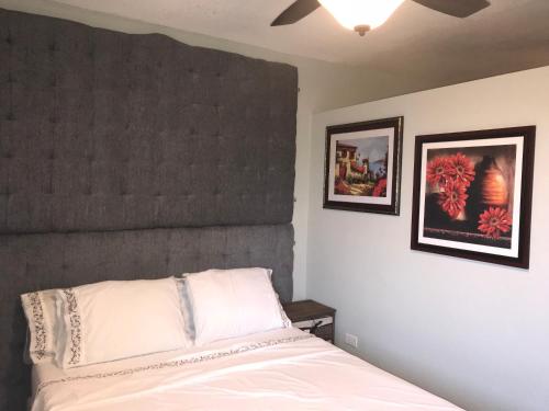 Ένα ή περισσότερα κρεβάτια σε δωμάτιο στο Abacus Jamaica the Zana Suites