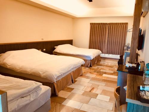 白河區的住宿－白河三叔公的家民宿 ，酒店客房设有两张床和电视。