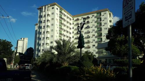 Το κτήριο όπου στεγάζεται  το διαμέρισμα