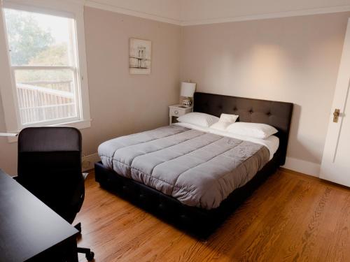 Tempat tidur dalam kamar di Spacious, Sunny House in Berkeley/Oakland Rockridge